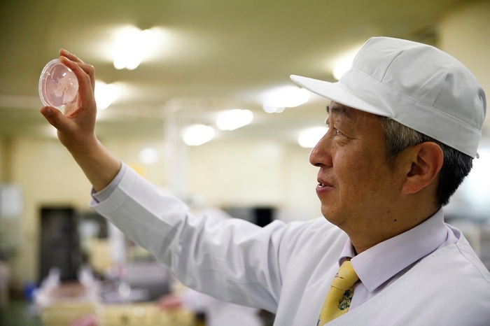 桜咲く さくらゼリー(R)をチェックする社長の小国