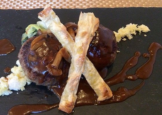 大豆ミートで作ったハンバーグ (大豆ミートと牛挽肉の手ごねハンバーグ~生おからを添えて~)