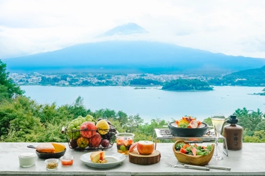 絶景を眺めながら夏野菜・フルーツなどで健康的な朝食を！星のやが優雅な朝時間を提案｜期間：2021年6月1日〜8月31日／対象施設：星のや軽井沢、星のや富士、星のや沖縄、星のや竹富島