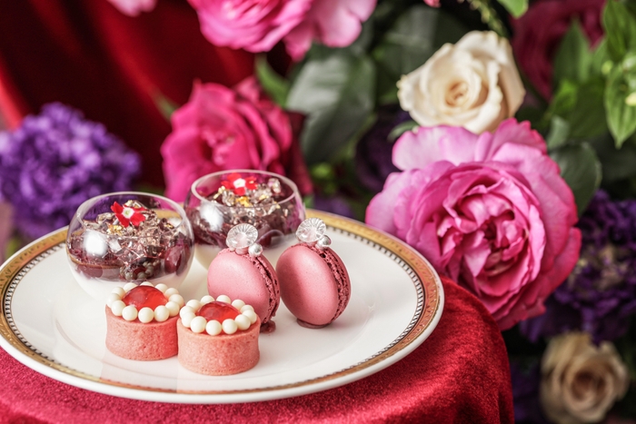 ▲スタンド中段スイーツ イメージ “クリスタルジュレのブランマンジェ”は、チェリーのブランマンジェ。キラキラ輝くシャンパンジュレが美しい。“ルビーのブローチ”は、チェリーのタルト。ホワイトチョコで“真珠”を、ローズジュレで“ルビー”を表現。“ダイヤモンドリング~ルビーショコラのマカロン~”は、濃厚なルビーショコラクリームが入った一品。