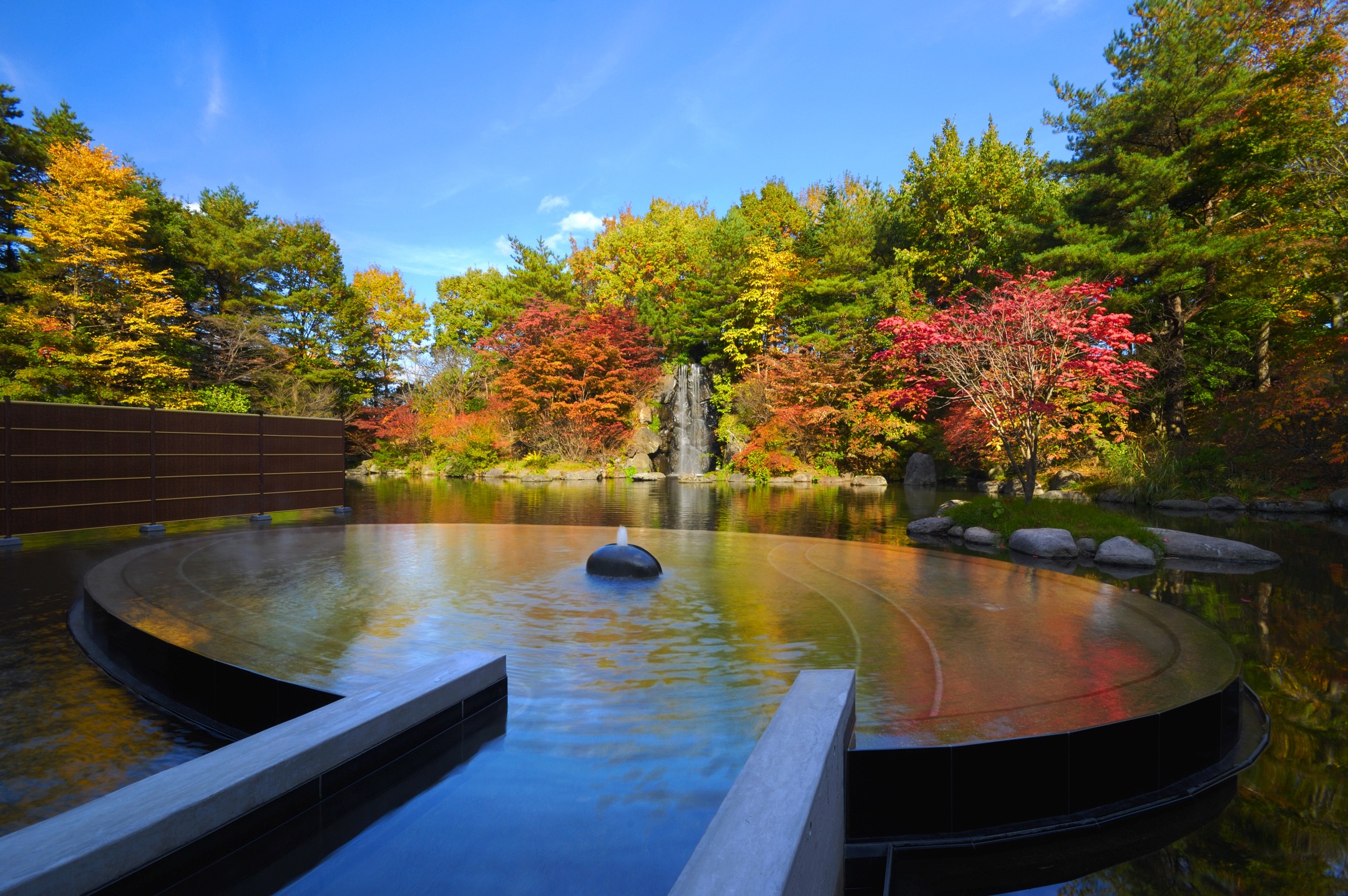 青森屋　紅葉を愛でる秋の露天風呂「浮湯(うきゆ)」開始　紅葉の見頃：2020年10月11日〜31日