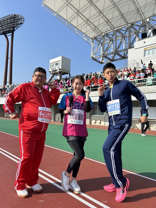 えひめ5時間チャリティーリレーマラソン特別ゲストのチャンカワイさん、ワタリ119さん、司会の木和田優衣アナウンサー