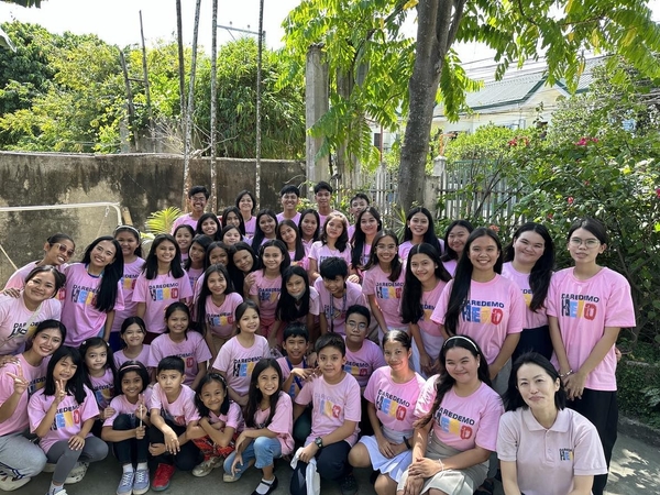 DAREDEMO HEROの奨学生たちと代表の内山順子さん（右下）