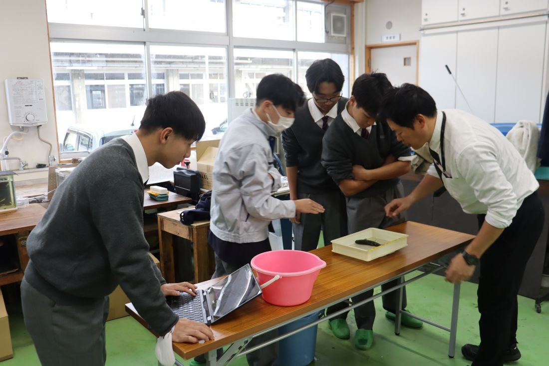 次に体重と体長を測定します