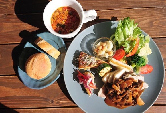 「桜山ピアット」 メイン料理(肉or魚),デリ3種,サラダ,スープ,ライスorパン付き　