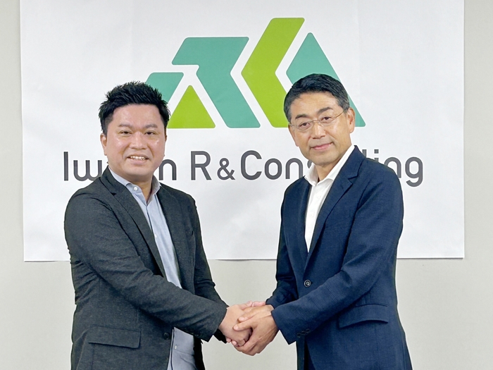 右:いわぎんリサーチ&コンサルティング株式会社 代表取締役 佐々木様、左:トリニティ・テクノロジー株式会社 代表取締役CEO 磨