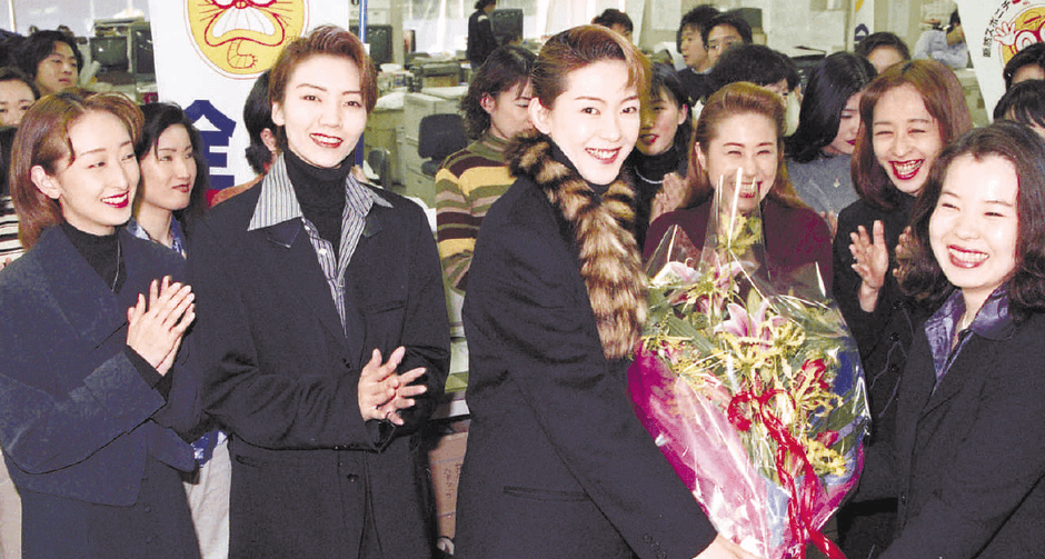 香港公演が大成功に終わり、スポニチに来社した(左から)花總まり、和央ようか、姿月あさと ※スポニチアーカイブス内掲載写真