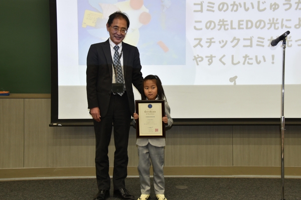 赤﨑教授特別賞の上杉舞弦さん