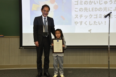 赤﨑教授特別賞の上杉舞弦さん