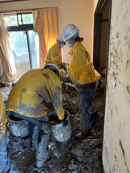 何度も土砂をバケツに入れて運び出す