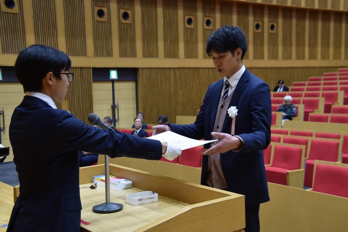 優秀選手賞の受賞者を代表して賞状を受け取る弓道部の神谷響さん（人間学部３年）