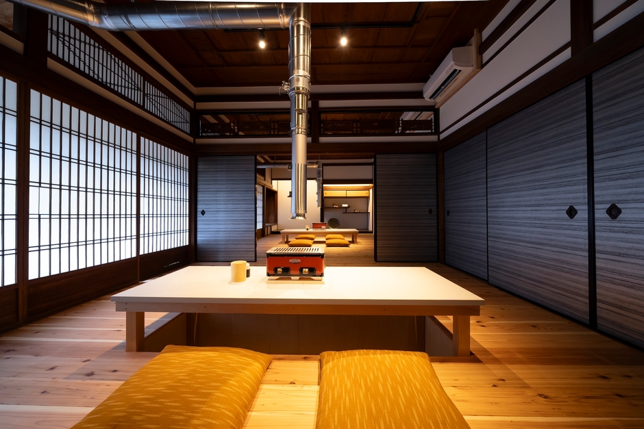 店内は2卓のみ、個室の空間です