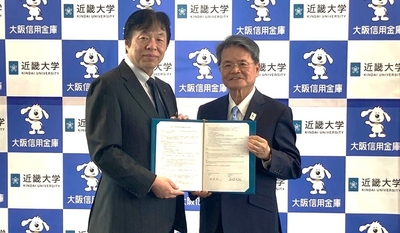 包括連携協定の様子　近畿大学学長　松村到（左）／大阪信用金庫理事長　髙井嘉津義（右）