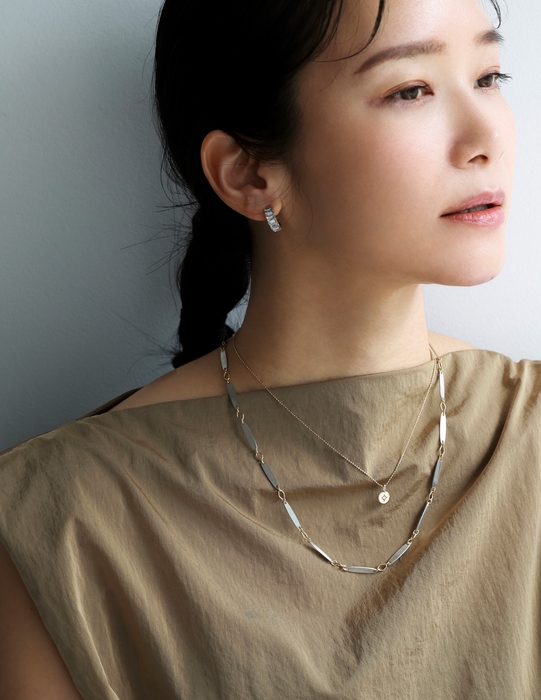 潔いシンプルさの中に、こなれたニュアンスと女らしさが宿るネックレス