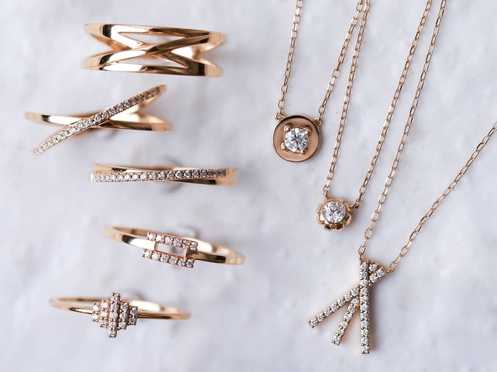 リング：上から「ルデパン」リング・「セーシェ」リング・「テネリフ」リング・「ルネラ」リング・「サンドル」リング／ネックレス：左から 「ラナ」ネックレス・「リノ」ネックレス・「アステート」ネックレス