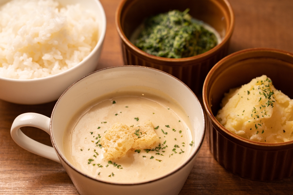 コーンスープ、ライス、2種付け合わせ、2種のタレ