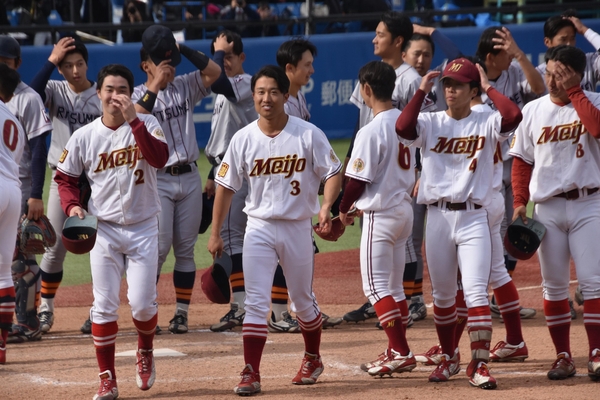 惜敗し、ベンチに引き揚げる選手たち