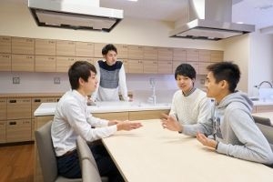 日本人学生と留学生が共に生活する国際学生寮