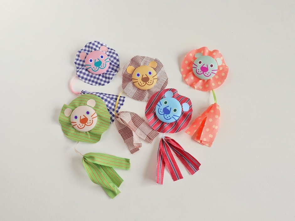 ワークショップで作成する「布の端切れで作るライオンバッジ」(イメージ)