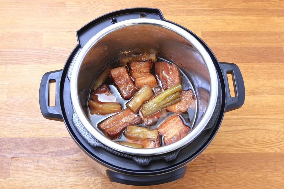 角煮　行程(2)　長ねぎと調味料を加えて蓋をし、「肉料理／中モード」で15分加熱。　*写真は行程後です。