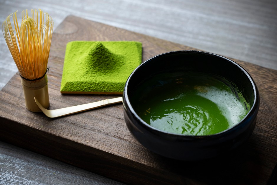 美しい緑色が特徴。店内で丁寧に練り上げた 「お濃茶」を使用しております