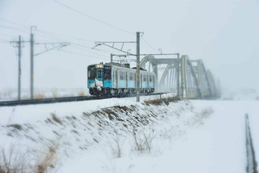 【青森屋】青森の雪景色を眺めながら、地酒と魚介類を使用した料理が楽しめる観光列車 「酒のあで雪見列車」運行 ～旅の思い出に「オリジナル切符ホルダー」プレゼント～｜ 運行日：2023年2月4日、5日、11日、12日、18日、19日、25日、26日