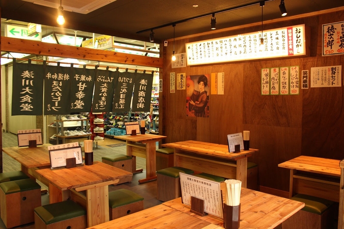 「湊川大食堂」店内テーブル席