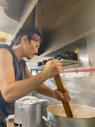 激戦区・横浜で人気のラーメン店「ラーメン一二三家」が 冷凍自動販売機2台目・3台目を同時リリース　 ～24時間、いつでも「一二三家」のラーメンを お召しあがりいただけます～