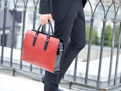 ルーガショルダー・ブリーフケース 限定カラー:レッド×ブラック