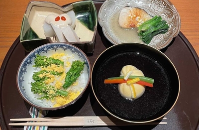 当日学生に提供予定のV.O.S.メニュー(左下、菜の花ご飯、右上、鰆みぞれかけなど4品)