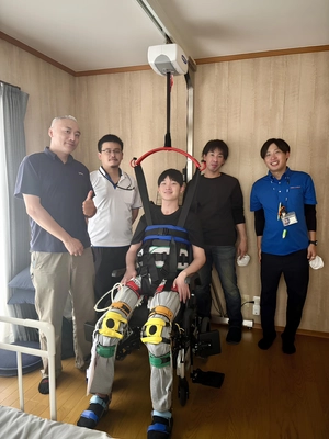 レール走行リフト「SSシリーズ」「つるべーTEN」で医療・介護連携を実現　 重度頸椎損傷を負った若者の在宅復帰を支えた「伴走支援」事例