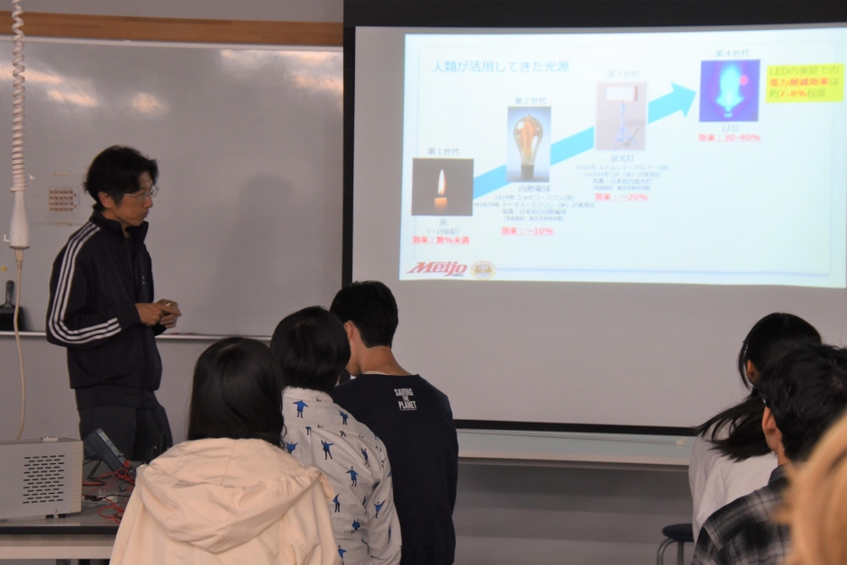 物理学の実験について説明する岩谷教授