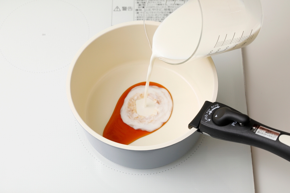 １.小鍋にポン酢しょうゆ、牛乳の順番に加え中火で加熱すると、牛乳が分離する。