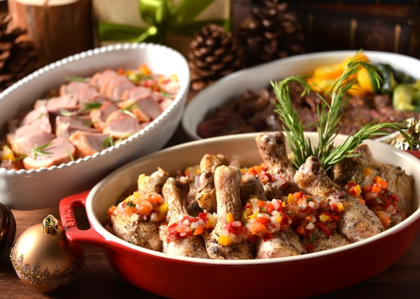 彩り豊かな野菜の風味を活かした自家製クリームソースで仕上げる、 クリスマス定番のローストチキン