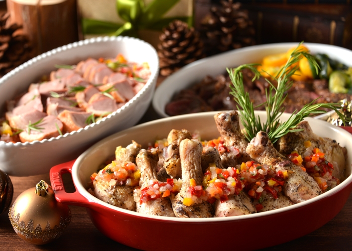 彩り豊かな野菜の風味を活かした自家製クリームソースで仕上げる、 クリスマス定番のローストチキン