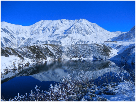 新雪の立山とあざやかな紺碧のみくりが池《室堂平》