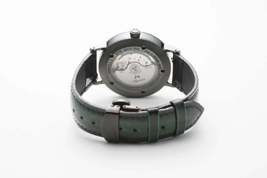 ワンタッチで交換可能なベルト。革ベルトはDバックル付き