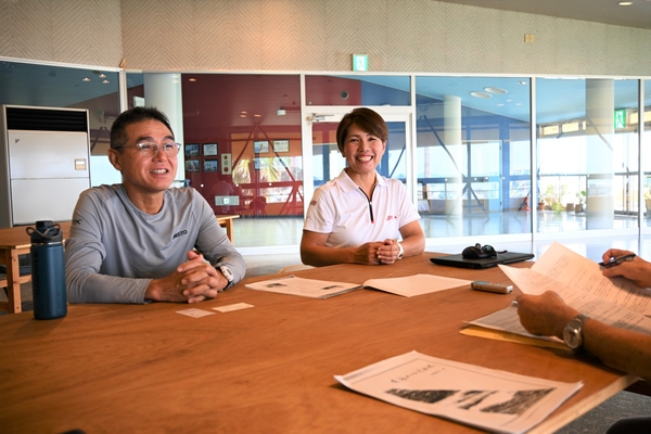 取材を受けるヨット部監督の杉浦啓之さん（写真左）と森さん