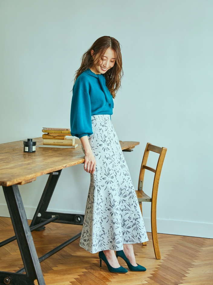 ボウタイ付きバルーンスリーブニット(グリーン)　7,590円(税込)／マーメイドロングスカート(ライトグレー花柄)　8,690円(税込)