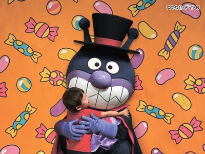 仮装したばいきんまんたちとタッチやハグをして仲良くなれるよ
