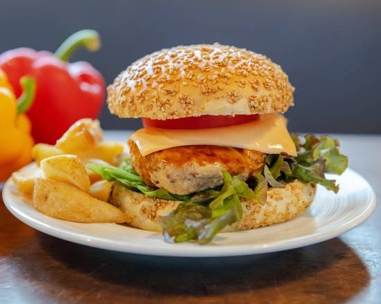 180グラムのハンバーグを挟んだジャンボバーガー。なんとチェーン店の約3倍サイズ！