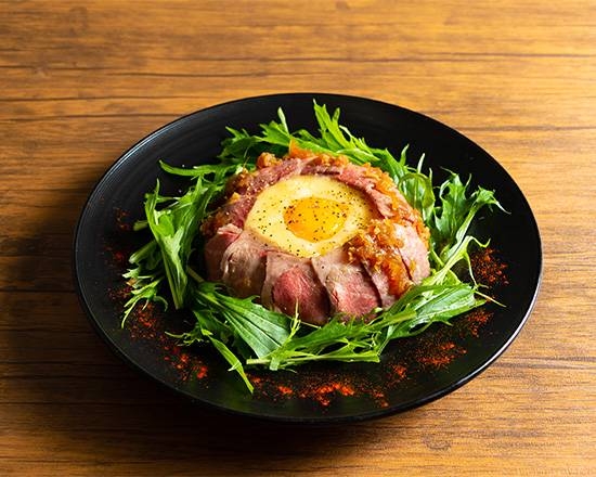 チーズも肉も好きな人に。チーズとローストビーフに黄身をかけると、肉×卵×チーズの三重奏が生まれます。