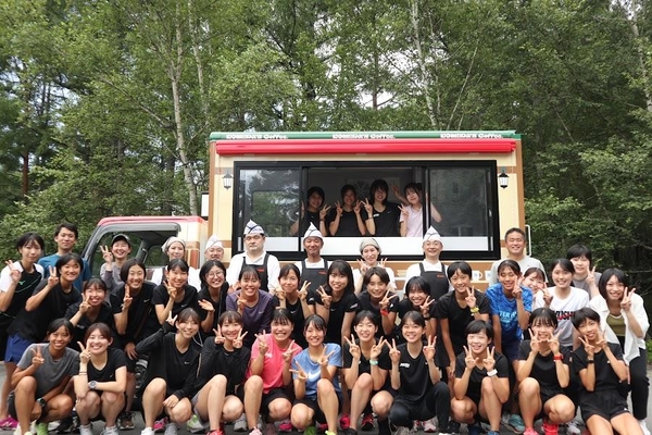 2022年8月、夏合宿先の長野県富士見高原までキッチンカーで応援に駆け付けるコメダ社員