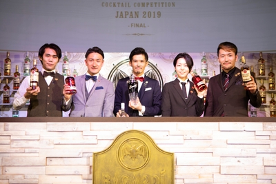 ファイナリストの5名:左から、西野 真司氏(WOODBERRY COFFEE ROASTERS)、高宮 裕輔氏(TIGRATO)、岡沼 弘泰氏(SHADOW BAR)、佐藤 麻美氏(pullman Tokyo Tamachi PLATFORM9)、水岸 直也氏(TRUNK(HOTEL))