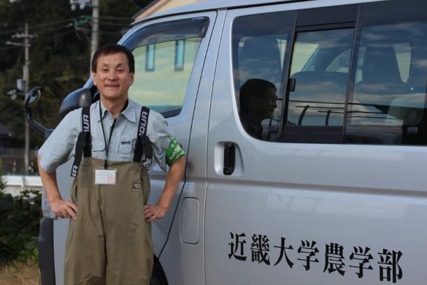 兵庫県円山川下流域における コウノトリの餌魚調査を行う細谷教授