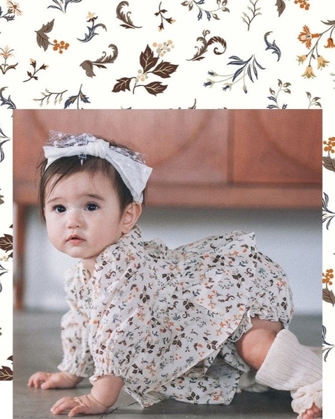 ＜ワルツ＞「幸せ」や「豊かさ」の象徴とされているリスと葡萄をモチーフに、森の中でリスたちが楽しそうに駆けまわりながら葡萄を探している様子を描きました。柄を見ていると、今にもリスたちのお話が聞こえてきそうな楽しい柄です。