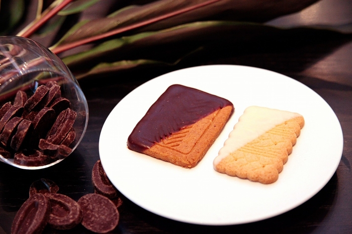 プルーン&イチジクビスケットと全粒粉ビスケットのショコラがけ