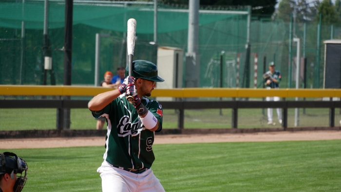 Fintokeiロゴ入りのリストバンドを着用するジーマ選手