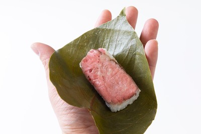 葉を使って食べる事が出来衛生的