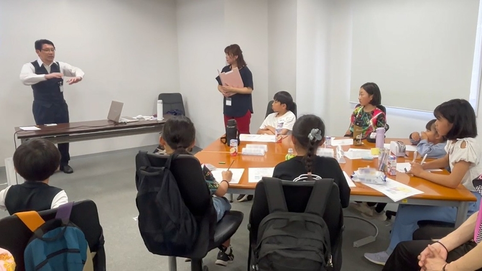 子どもたちからの質問に答える社長（左上）。子どもたちは興味津々です
